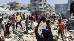 آثار الدمار الهائل بعد قصف الاحتلال لمنزل عائلة زعرب وسط خانيونس