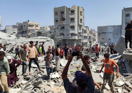 آثار الدمار الهائل بعد قصف الاحتلال لمنزل عائلة زعرب وسط خانيونس