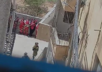 الاحتلال يداهم نقطة طبية للهلال الأحمر في مخيم الفارعة ويحتجز العاملين فيها