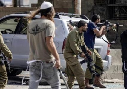 مستعمرون يهاجمون منازل المواطنين في قرية بويب