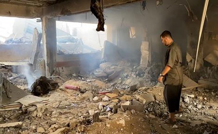 الاحتلال يحرق عددا من منازل المواطنين ويواصل عدوانه على مخيم نور شمس شرق طولكرم