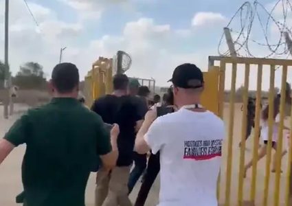 أهالي الأسرى الاسرائيليين يخترقون السياج الحدودي مع قطاع غزة