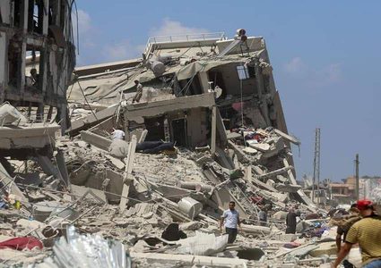 دمار كبير خلفه جيش الاحتلال في الجزء الشرقي من دير البلح وسط مدينة غزة