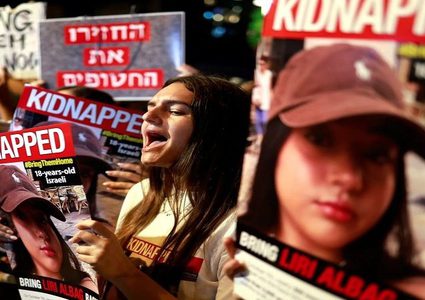 عائلات الأسرى: لا يمضي يوم إلا ويعمل فيه نتنياهو لتشكيل خطر على عودة ذوينا