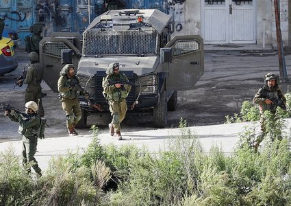 الاحتلال يعتقل 5 مواطنين من نابلس ومواجهات في مخيم بلاطة شرق المدينة