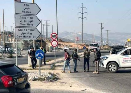 الاحتلال يغلق يعلق شارع حوارة الرئيسي