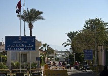 اصابة ٦ اسرائيليين في عملية طعن على معبر طانا المصري