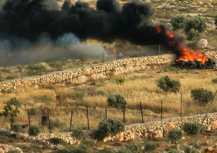 مستعمرون يضرمون النار في أراض برقا شمال رام الله