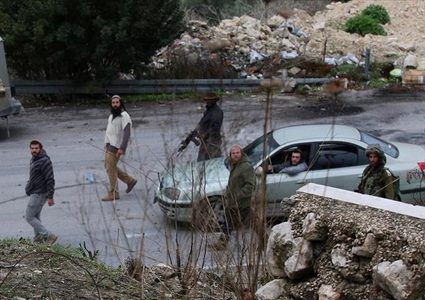مستعمرون يداهمون منازل المواطنين في الأغوار