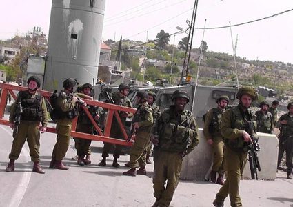 الاحتلال يعتقل مواطنين ويغلق مداخل الخليل