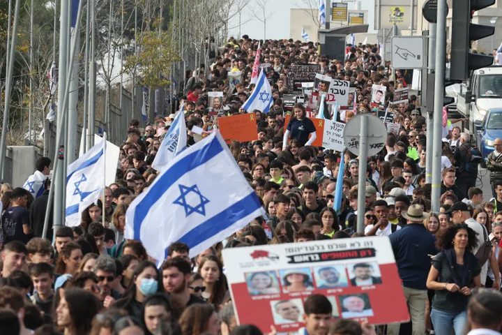 احتجاجات وغضب في إسرائيل بعد العثور على جثث الأسرى