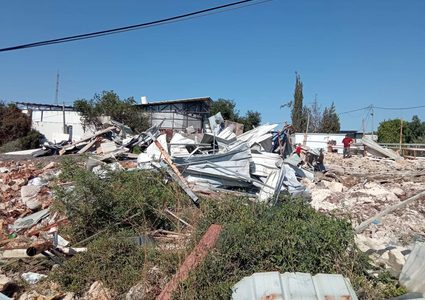 الاحتلال يجبر مواطن على ازالة ارضية بناء لمحل تجاري