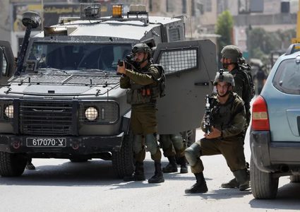 الاحتلال يحاصر منزلا في الخليل
