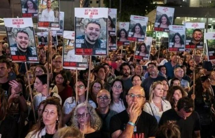 عائلات الأسرى الإسرائيليين يهاجمون نتنياهو ويصفونه بـ"ملك الموت"