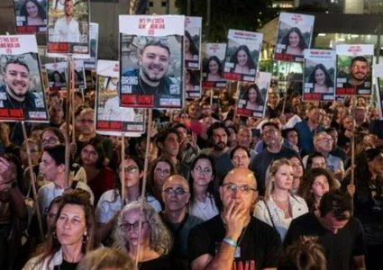 عائلات الأسرى الإسرائيليين يهاجمون نتنياهو ويصفونه بـ"ملك الموت"