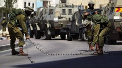 قوات الاحلال تقتحم بلدة إذنا وتغلق مداخل غرب الخليل