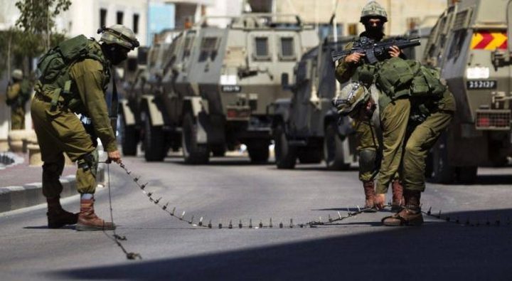 قوات الاحلال تقتحم بلدة إذنا وتغلق مداخل غرب الخليل