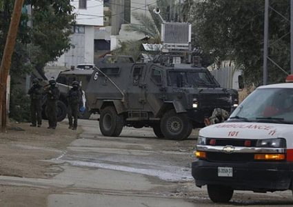 قوات الاحتلال تعتدي بالضرب على طاقم إسعاف في جنين