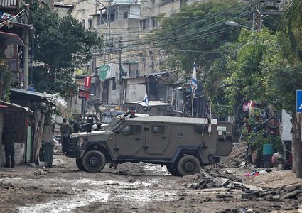 قوات كبيرة من جيش الاحتلال تقتحم طولكرم برفقة جرافات عسكرية