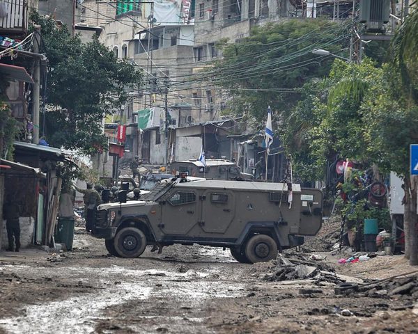 قوات كبيرة من جيش الاحتلال تقتحم طولكرم برفقة جرافات عسكرية