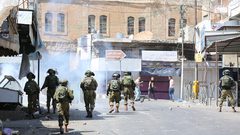 الاحتلال يواصل حصاره للخليل ويعتقل 10 مواطنين