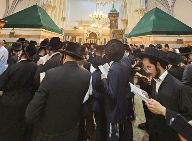 آلاف المستوطنين بحماية قوات الاحتلال يؤدون طقوسا استفزازية بالحرم الإبراهيمي