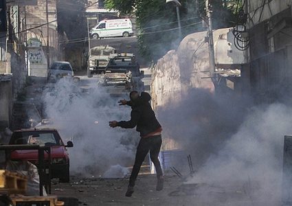 الاحتلال يعتقل شابا ويصيب آخرين خلال مواجهات في مخيم شعفاط