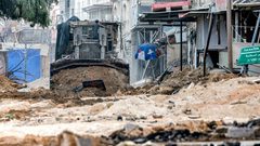 الاحتلال يواصل تجريف البنية التحتية وممتلكات المواطنين في مخيم طولكرم