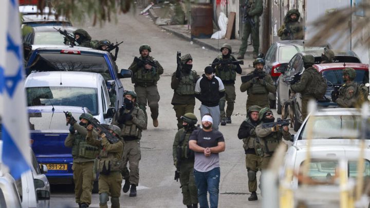 الاحتلال يعتقل 22 مواطنا على الأقل من الضفة