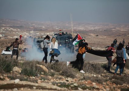 الاحتلال والمستوطنين يواصلون تضييق الخناق على المواطنين في مسافر يطا