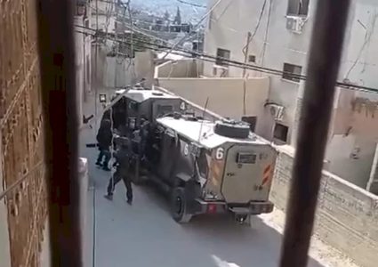 الاحتلال يعتقل مواطنا ويعتدي على مسن في مخيم عقبة جبر