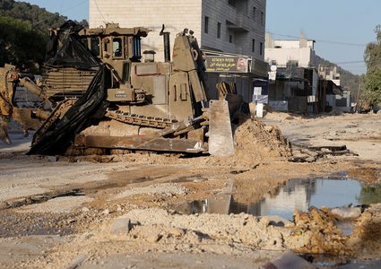 الاحتلال يفجر منزلا في مخيم طولكرم ويواصل حصار مستشفى ثابت ثابت