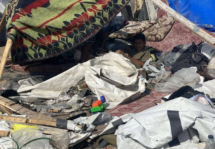 آثار القصف الإسرائيلي على خيام الناحين في مستشفى شهداء الأقصى بدير البلح