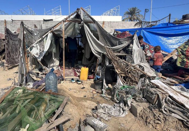 آثار القصف الإسرائيلي على خيام الناحين في مستشفى شهداء الأقصى بدير البلح