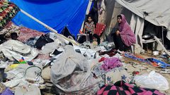 آثار القصف الإسرائيلي على خيام الناحين في مستشفى شهداء الأقصى بدير البلح