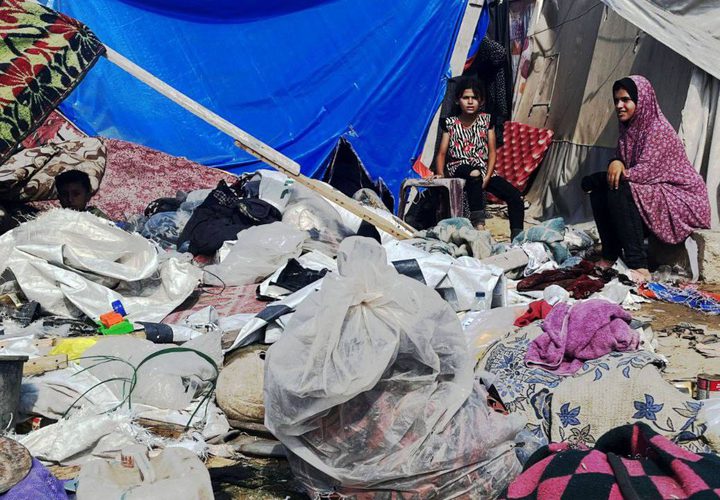 آثار القصف الإسرائيلي على خيام الناحين في مستشفى شهداء الأقصى بدير البلح