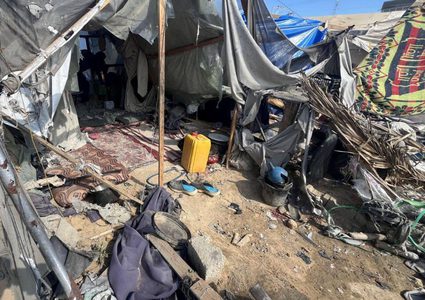 آثار القصف الإسرائيلي على خيام الناحين في مستشفى شهداء الأقصى بدير البلح