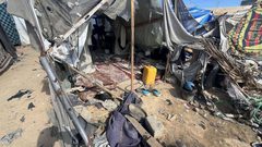 آثار القصف الإسرائيلي على خيام الناحين في مستشفى شهداء الأقصى بدير البلح