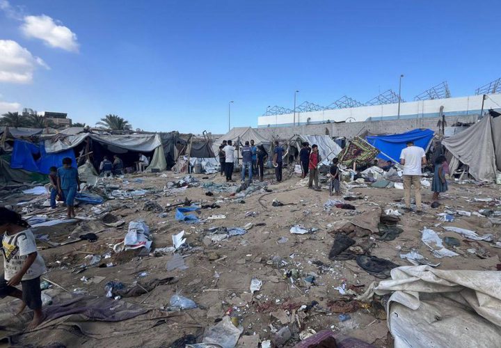 آثار القصف الإسرائيلي على خيام الناحين في مستشفى شهداء الأقصى بدير البلح