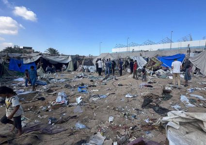 آثار القصف الإسرائيلي على خيام الناحين في مستشفى شهداء الأقصى بدير البلح