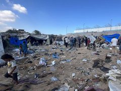 آثار القصف الإسرائيلي على خيام الناحين في مستشفى شهداء الأقصى بدير البلح