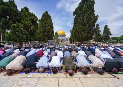 50 ألفا يؤدون صلاة الجمعة في المسجد الأقصى