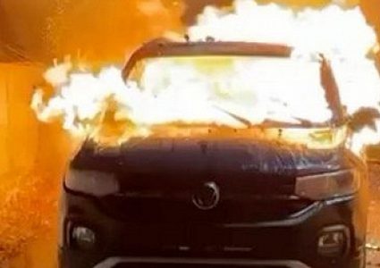 مستوطنون يحرقون مركبة ويخطون شعارات عنصرية في هجوم على قرية أبو فلاح