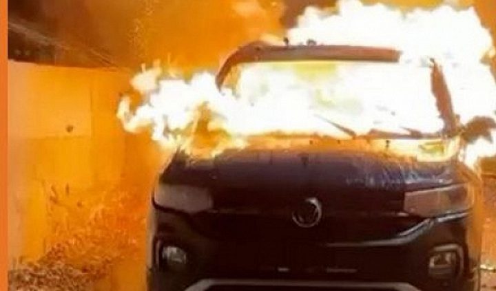 مستوطنون يحرقون مركبة ويخطون شعارات عنصرية في هجوم على قرية أبو فلاح
