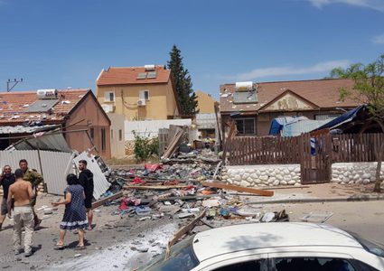 اهالي قرية زتونا يشيلون دمارا احدثه مستوطنون