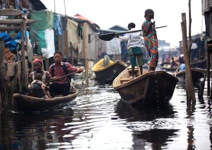 فيضانات غرب أفريقيا تتسبب في نزوح 950 ألف شخص