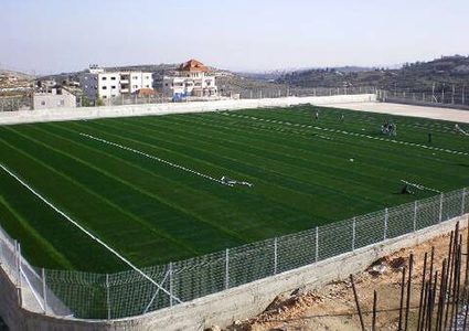 الاحتلال يخطر العمل والبناء في ملعب في سلفيت