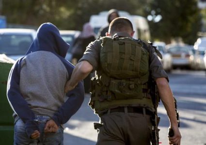 جيش الاحتلال يعتقل شابين عند مدخل دير دبوان