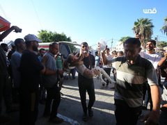 نقل إصابات بينهم أطفال إلى مستشفى شهداء الأقصى بدير البلح وسط قطاع غزة.
