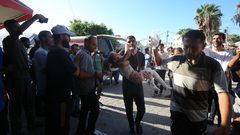 نقل إصابات بينهم أطفال إلى مستشفى شهداء الأقصى بدير البلح وسط قطاع غزة.